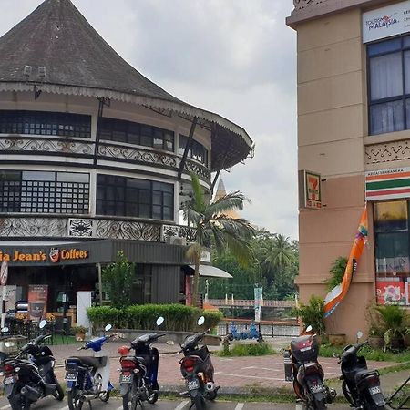 Lovely Waterfront Riverbank Suite With Pool Kuching Zewnętrze zdjęcie