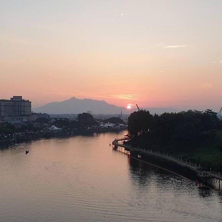 Lovely Waterfront Riverbank Suite With Pool Kuching Zewnętrze zdjęcie