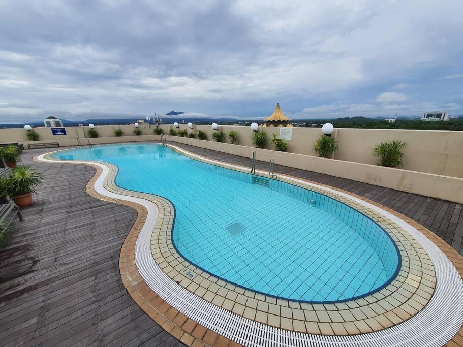 Lovely Waterfront Riverbank Suite With Pool Kuching Zewnętrze zdjęcie