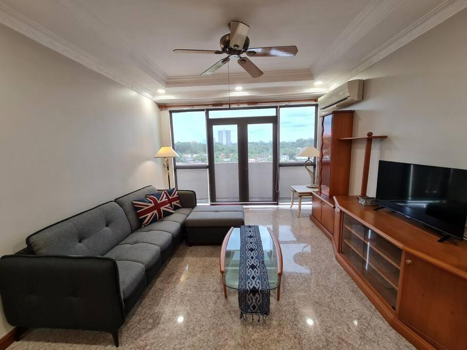 Lovely Waterfront Riverbank Suite With Pool Kuching Zewnętrze zdjęcie