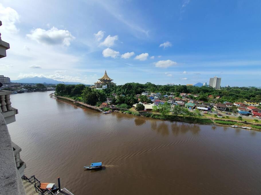 Lovely Waterfront Riverbank Suite With Pool Kuching Zewnętrze zdjęcie