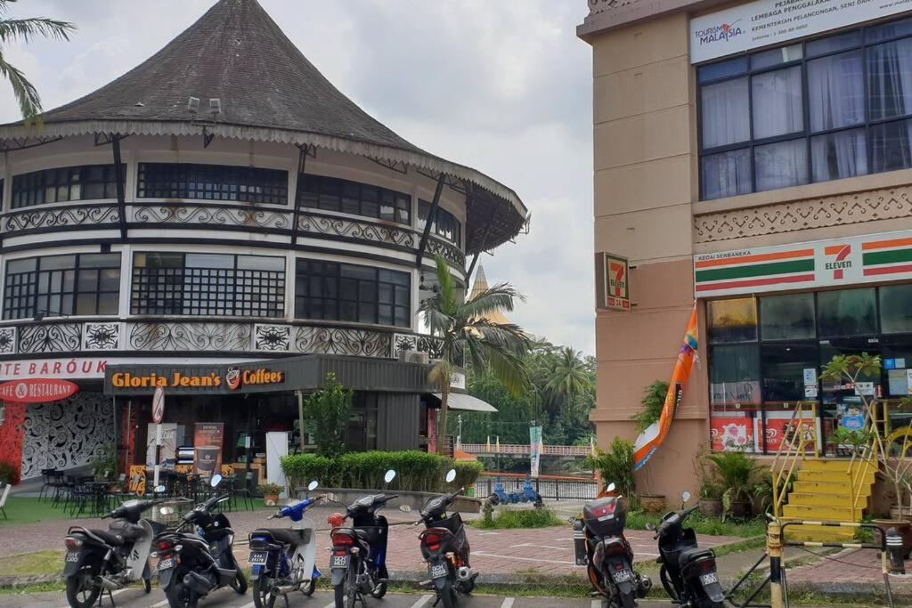 Lovely Waterfront Riverbank Suite With Pool Kuching Zewnętrze zdjęcie