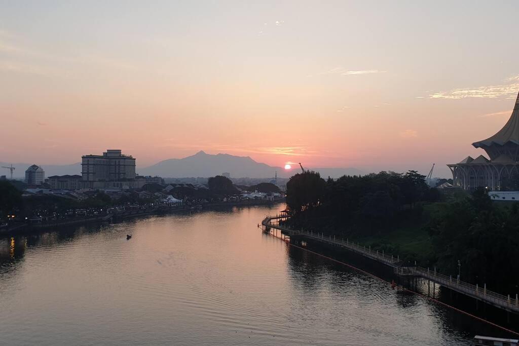 Lovely Waterfront Riverbank Suite With Pool Kuching Zewnętrze zdjęcie